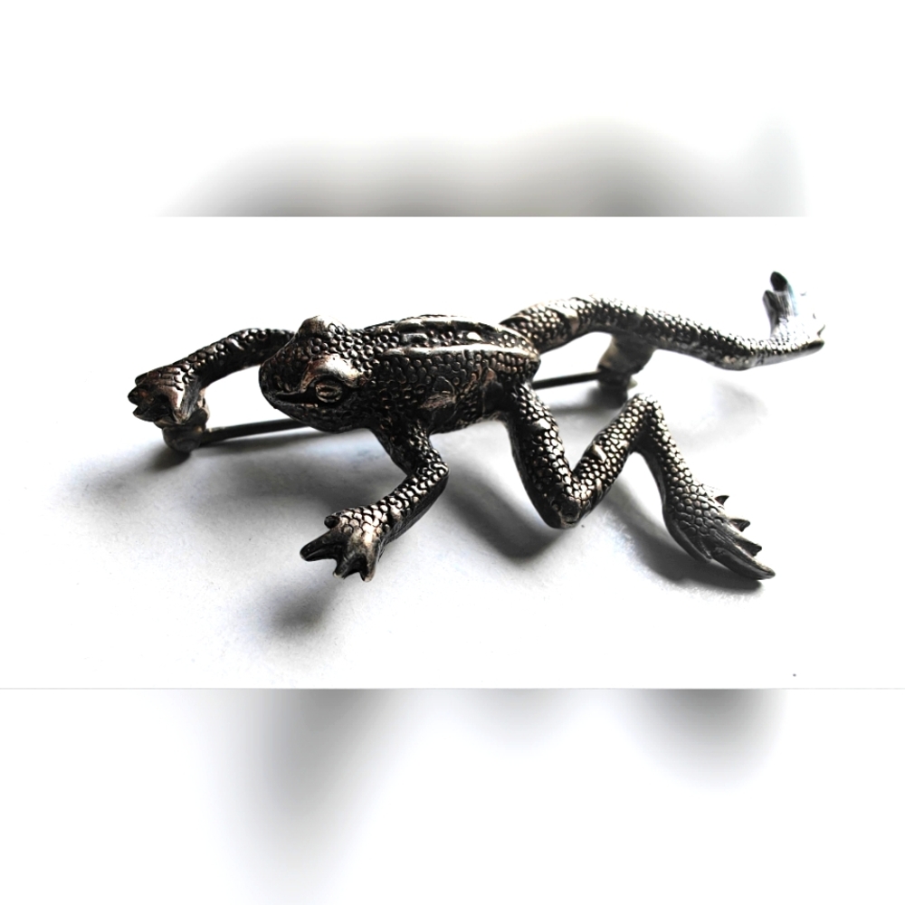 Vintage Pewter Climbing Frog Pin Brooch